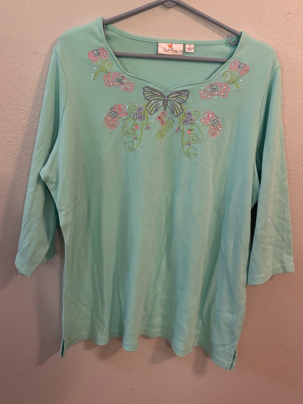 Quacker Factory Green Top With Butterfly Embellishment Size 1x